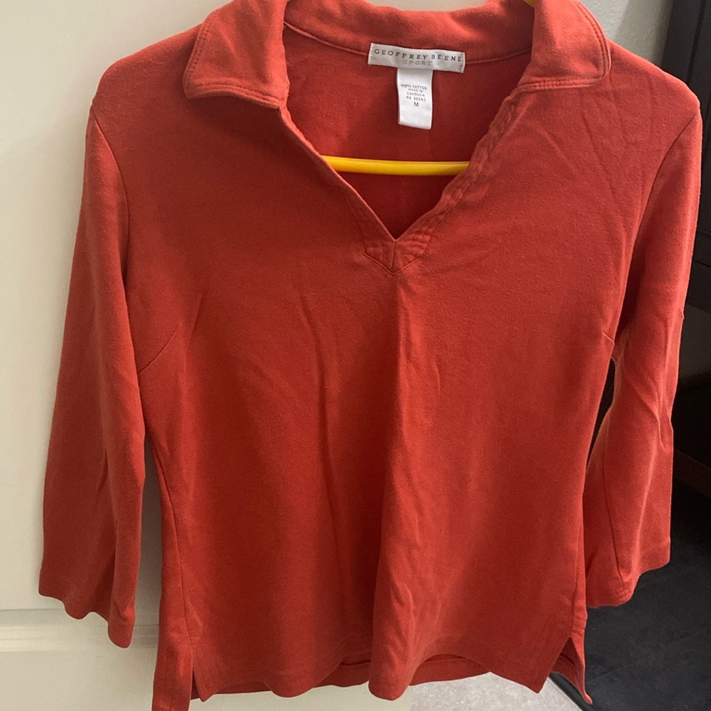 Comfortable collared 3/4 sleeve. Great for travel